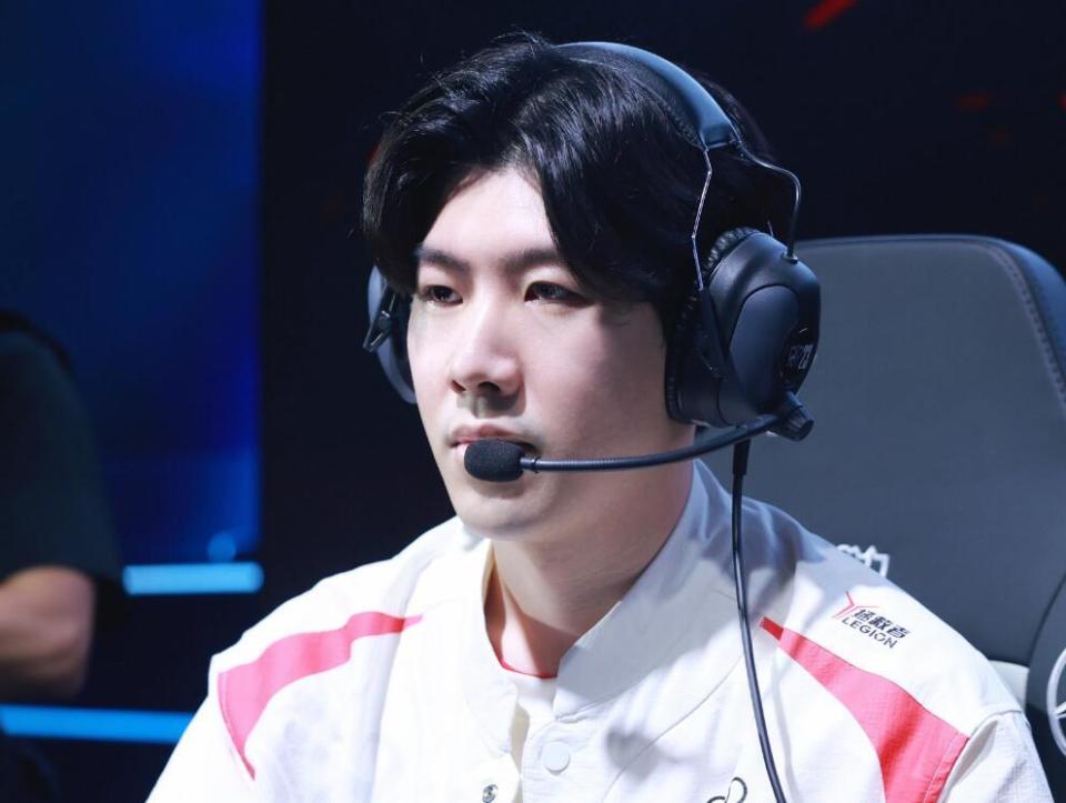 坚称自己与 坚称自己与